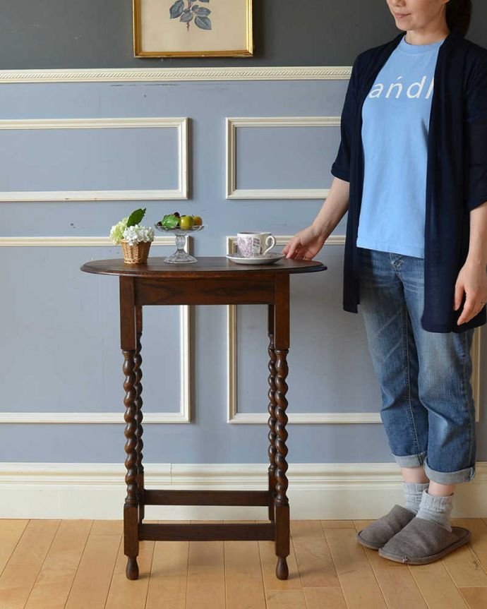アンティークのテーブル　アンティーク家具　ツイスト脚が美しいアンティークの英国家具、ティーテーブルにもなるオケージョナルテーブル。どんな場所でも便利に使える小さなテーブルそもそも「便利に使える」と言う名前のオケージョナルテーブル。(j-2090-f)