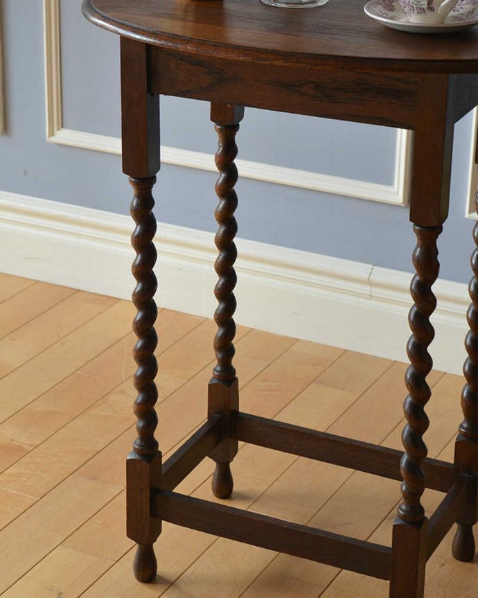 アンティークのテーブル　アンティーク家具　ツイスト脚が美しいアンティークの英国家具、ティーテーブルにもなるオケージョナルテーブル。細くて美しいツイストデザインの脚クルックルッとしなやかに巻かれたデザインのツイスト脚が印象的。(j-2090-f)
