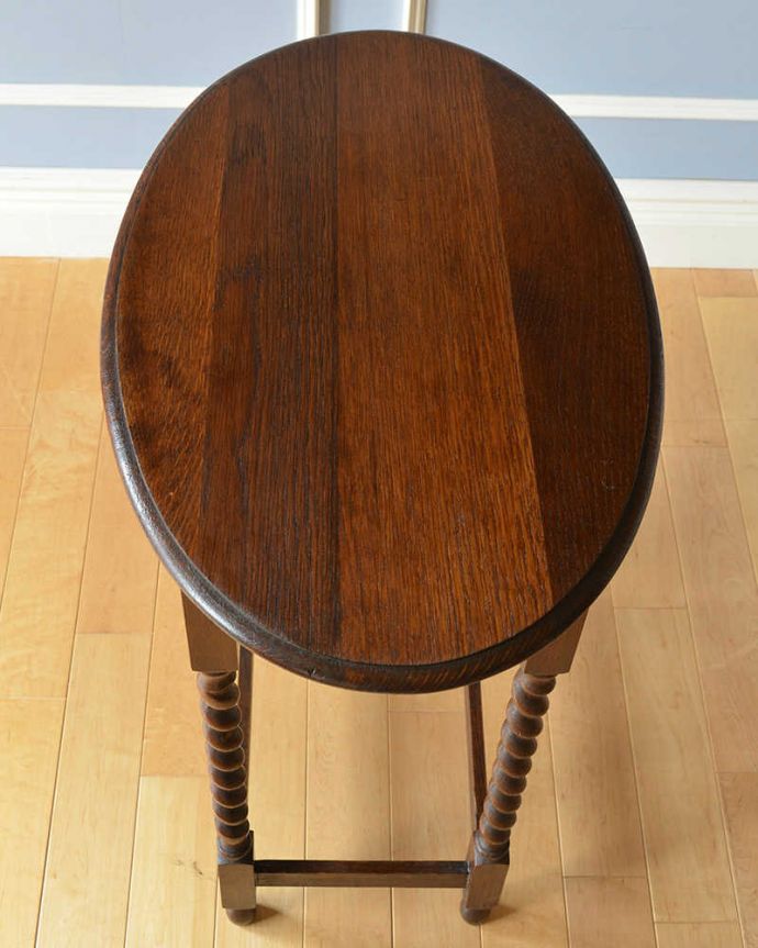 アンティークのテーブル　アンティーク家具　ツイスト脚が美しいアンティークの英国家具、ティーテーブルにもなるオケージョナルテーブル。いろいろ便利に使えます。(j-2090-f)