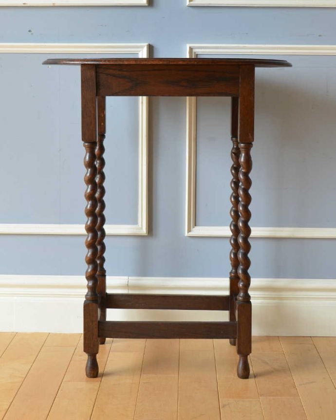 アンティークのテーブル　アンティーク家具　ツイスト脚が美しいアンティークの英国家具、ティーテーブルにもなるオケージョナルテーブル。クルッと回転。(j-2090-f)