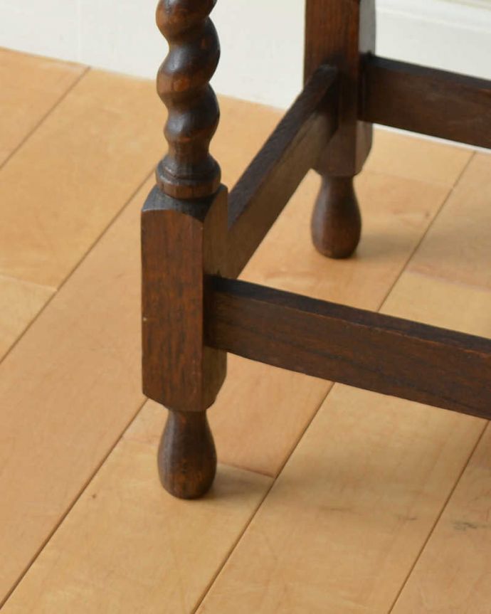 アンティークのテーブル　アンティーク家具　ツイスト脚が美しいアンティークの英国家具、ティーテーブルにもなるオケージョナルテーブル。持ち上げなくても大丈夫！Handleのアンティークは、脚の裏にフェルトキーパーをお付けしています。(j-2090-f)