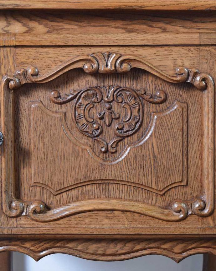 アンティークのキャビネット　アンティーク家具　南フランスのエレガントなアンティーク家具、小さなナイトテーブル。美しい彫にうっとり…フランスらしいデザイン彫りが描かれた扉。(j-2094-f)