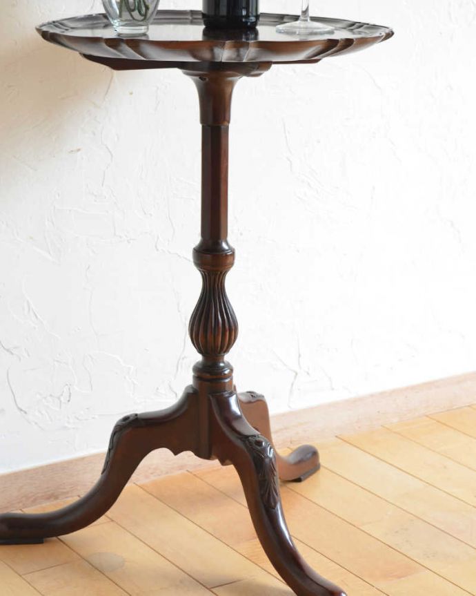 アンティークのテーブル　アンティーク家具　エレガントなアンティーク家具、高級なマホガニー材のワインテーブル。小さくてもアンティークの気品タップリ。(j-2100-f)