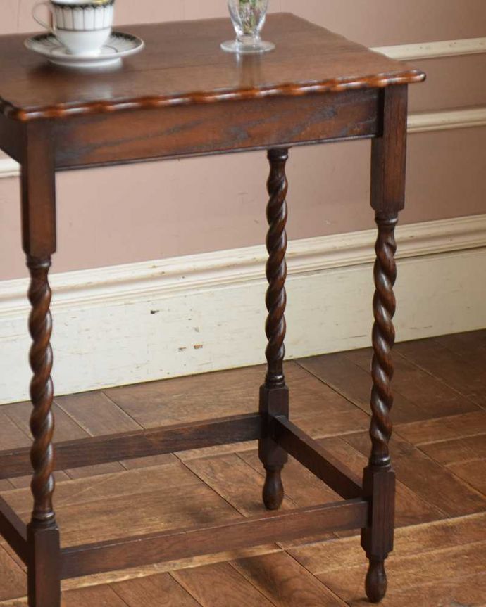 アンティークのテーブル　アンティーク家具　流れるようなツイスト脚が魅力的なアンティークオケージョナルテーブル（ティーテーブル）。細くて美しいツイストデザインの脚クルックルッとしなやかに巻かれたデザインのツイスト脚が印象的。(j-2102-f)