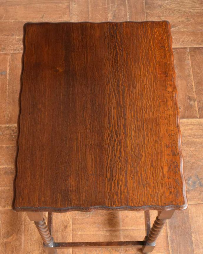 アンティークのテーブル　アンティーク家具　流れるようなツイスト脚が魅力的なアンティークオケージョナルテーブル（ティーテーブル）。いろいろ便利に使えます。(j-2102-f)