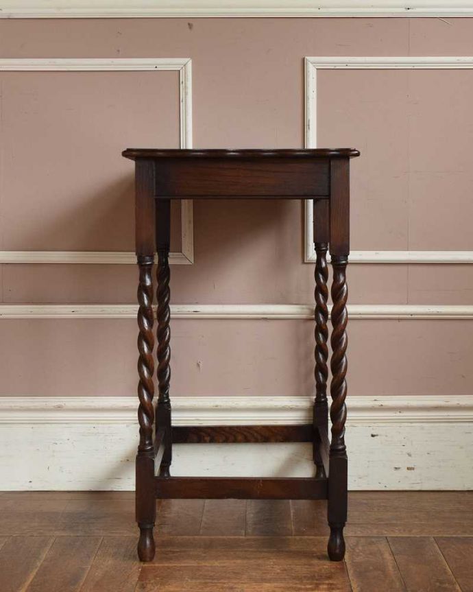 アンティークのテーブル　アンティーク家具　流れるようなツイスト脚が魅力的なアンティークオケージョナルテーブル（ティーテーブル）。クルッと回転。(j-2102-f)