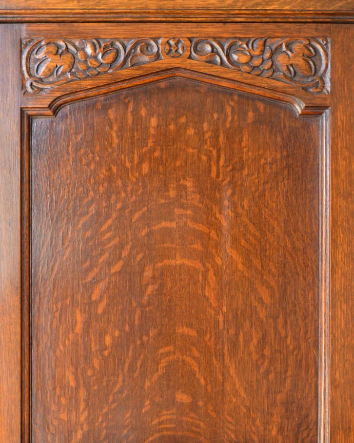 アンティークのキャビネット　アンティーク家具　英国スタイルのアンティーク家具、収納力たっぷりのワードローブ。扉を彩る装飾やっぱり魅力は扉の装飾。(j-2105-f)
