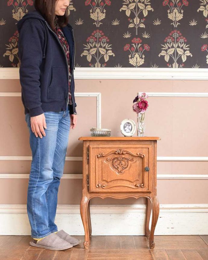アンティークのキャビネット　アンティーク家具　コンパクトでエレガントなフランスアンティーク家具、装飾が美しいナイトテーブル。自慢はフランスらしい曲線美。(j-2110-f)