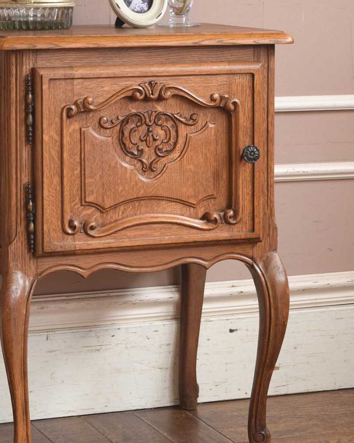 アンティークのキャビネット　アンティーク家具　コンパクトでエレガントなフランスアンティーク家具、装飾が美しいナイトテーブル。彫の美しさも自慢です。(j-2110-f)