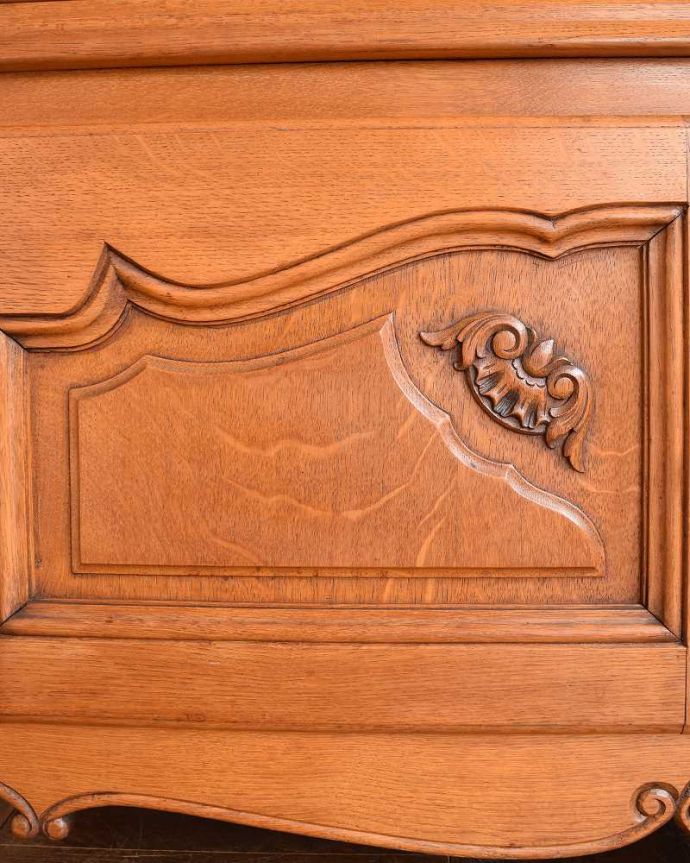 アンティークのキャビネット　アンティーク家具　ゴージャスな彫りがエレガント、フランス輸入のアンティークガラスキャビネット（食器棚） 。彫の美しさにうっとり扉には見事なまでの彫が。(j-2116-f)