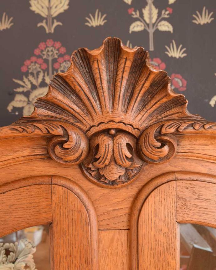 アンティークのキャビネット　アンティーク家具　ゴージャスな彫りがエレガント、フランス輸入のアンティークガラスキャビネット（食器棚） 。フランスらしさの象徴とも言える、優雅な彫りの装飾。(j-2116-f)