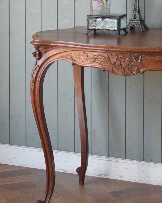 アンティークのテーブル　アンティーク家具　うっとりする美しい脚線美のアンティーク、フランスらしい優雅なティーテーブル。上品で優雅なアンティーク凛とした雰囲気が漂うアンティークらしい立ち姿のテーブル。(j-2120-f)