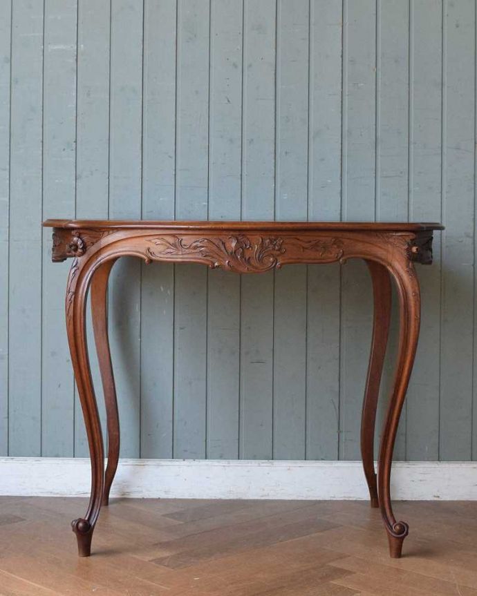 アンティークのテーブル　アンティーク家具　うっとりする美しい脚線美のアンティーク、フランスらしい優雅なティーテーブル。クルッと回転。(j-2120-f)