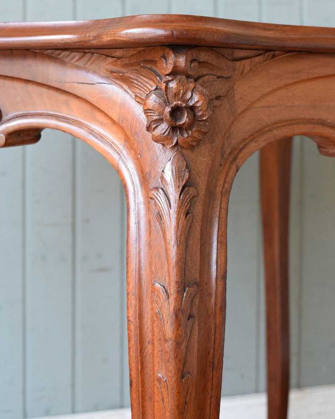 アンティークのテーブル　アンティーク家具　うっとりする美しい脚線美のアンティーク、フランスらしい優雅なティーテーブル。。(j-2120-f)