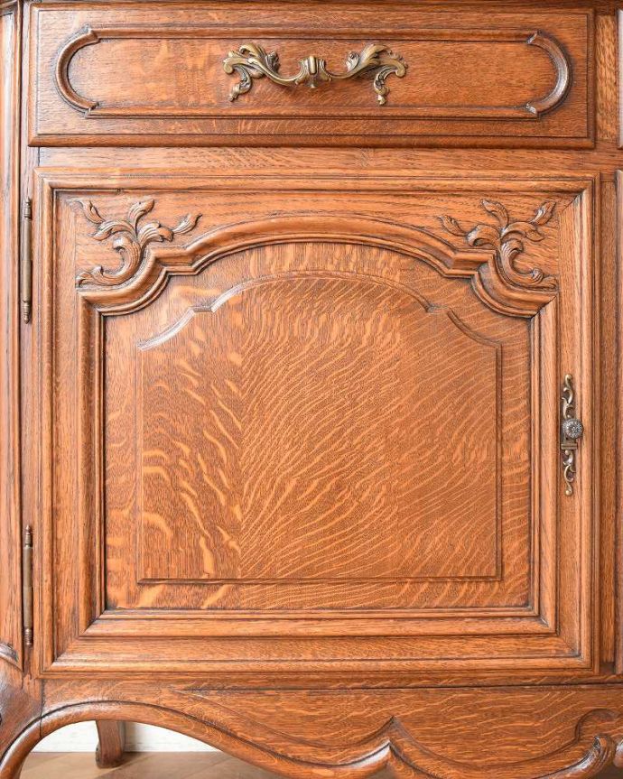 サイドボード　アンティーク家具　フランスの優雅でエレガントなアンティーク家具、装飾が美しいサイドボード。実用的に使えて美しい扉ゴージャスで美しい彫。(j-2124-f)