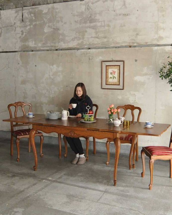 アンティークのテーブル　アンティーク家具　フランス輸入の美しいアンティーク家具、ドローリーフテーブル（伸張式ダイニングテーブル） 。優雅な姿で大きく広がるテーブルフランスサイズのドローリーフテーブルは、日本より大きめのサイズが特長。(j-2126-f)