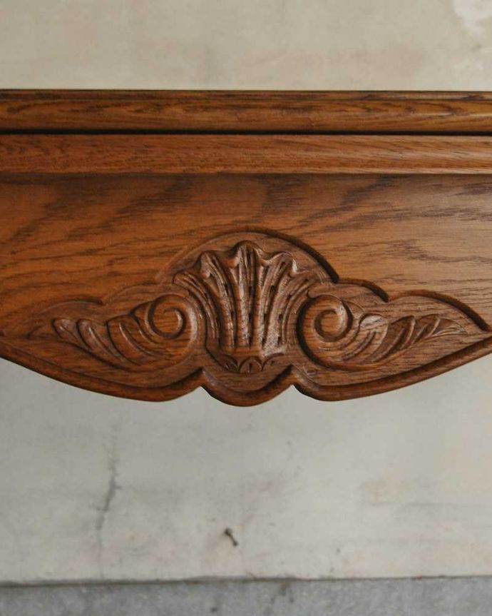 アンティークのテーブル　アンティーク家具　フランス輸入の美しいアンティーク家具、ドローリーフテーブル（伸張式ダイニングテーブル） 。フランスらしい彫りフランスらしさの象徴とも言える、優雅な彫りの装飾。(j-2126-f)