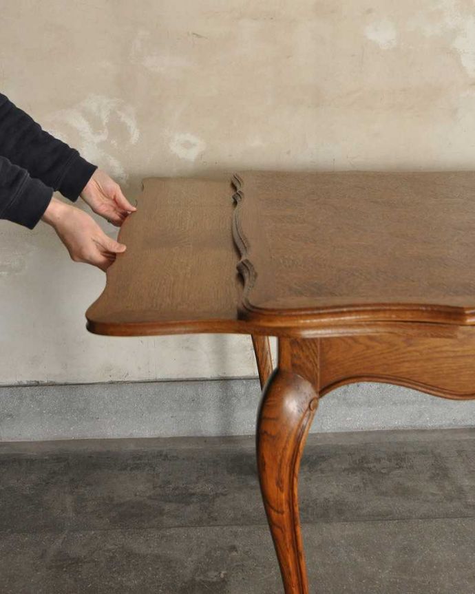 アンティークのテーブル　アンティーク家具　フランス輸入の美しいアンティーク家具、ドローリーフテーブル（伸張式ダイニングテーブル） 。あっという間にサイズが変えれます。(j-2126-f)