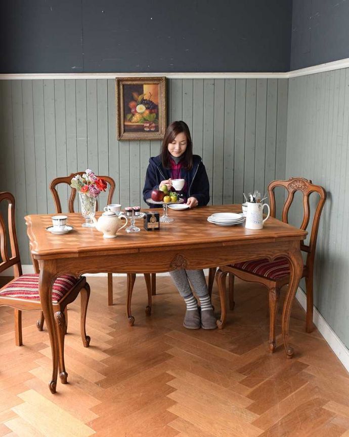 アンティークのテーブル　アンティーク家具　フランス輸入のアンティーク家具、パーケット柄が美しいドローリーフテーブル（伸張式ダイニングテーブル）。大人数が集まった時、大きく広がるテーブルもともとフランスサイズなので大きめですが、さらに大きく広がるドローリーフテーブル。(j-2127-f)