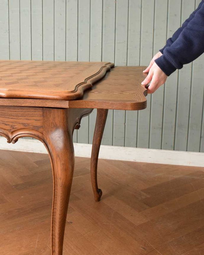 アンティークのテーブル　アンティーク家具　フランス輸入のアンティーク家具、パーケット柄が美しいドローリーフテーブル（伸張式ダイニングテーブル）。あっという間にサイズが変えれます。(j-2127-f)