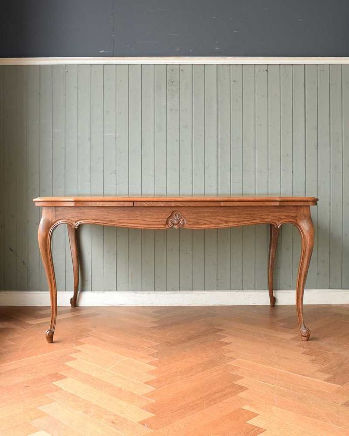 アンティークのテーブル　アンティーク家具　フランス輸入のアンティーク家具、パーケット柄が美しいドローリーフテーブル（伸張式ダイニングテーブル）。横から見てもステキやっぱり脚の曲線が美しい･･･みんなに自慢したくなる脚線美です。(j-2127-f)