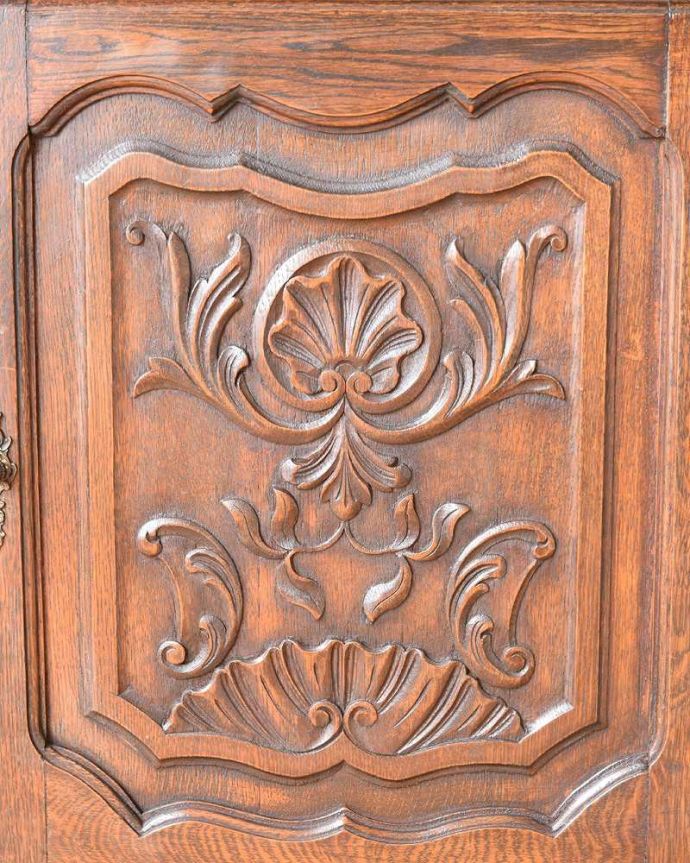 アンティークのキャビネット　アンティーク家具　彫刻が美しいフランスのアンティーク家具、オーク材のスモールキャビネット。美しい彫にうっとり…フランスらしいデザイン彫りが描かれた扉。(j-2133-f)