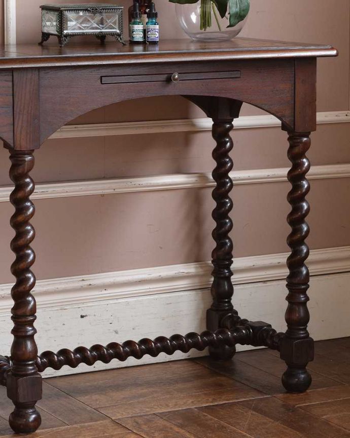 アンティークのテーブル　アンティーク家具　ツイストデザインの脚が魅力的な英国アンティーク、コンソールテーブル。英国らしい豪華なツイスト脚目が釘付けになっちゃうツイストデザインの脚。(j-2137-f)
