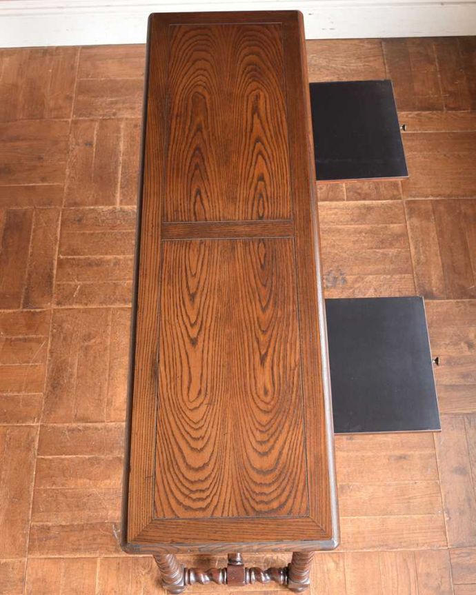 アンティークのテーブル　アンティーク家具　ツイストデザインの脚が魅力的な英国アンティーク、コンソールテーブル。天板もピカピカにお直ししました。(j-2137-f)