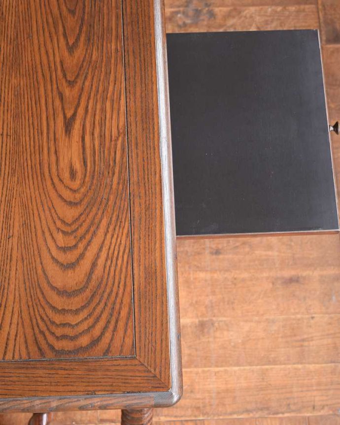 アンティークのテーブル　アンティーク家具　ツイストデザインの脚が魅力的な英国アンティーク、コンソールテーブル。天板を近くから見ると･･･天板を使う家具なので、キレイにお直ししました。(j-2137-f)