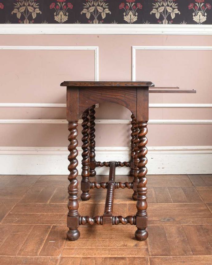 アンティークのテーブル　アンティーク家具　ツイストデザインの脚が魅力的な英国アンティーク、コンソールテーブル。横顔も美しく！こんな風に見えますもちろん、横側もキレイに修復しているので、横から見てもキレイです。(j-2137-f)