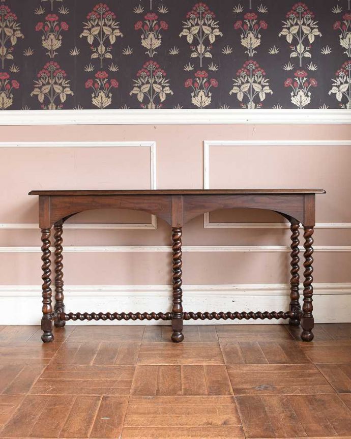 アンティークのテーブル　アンティーク家具　ツイストデザインの脚が魅力的な英国アンティーク、コンソールテーブル。後ろ姿もキレイなんです。(j-2137-f)