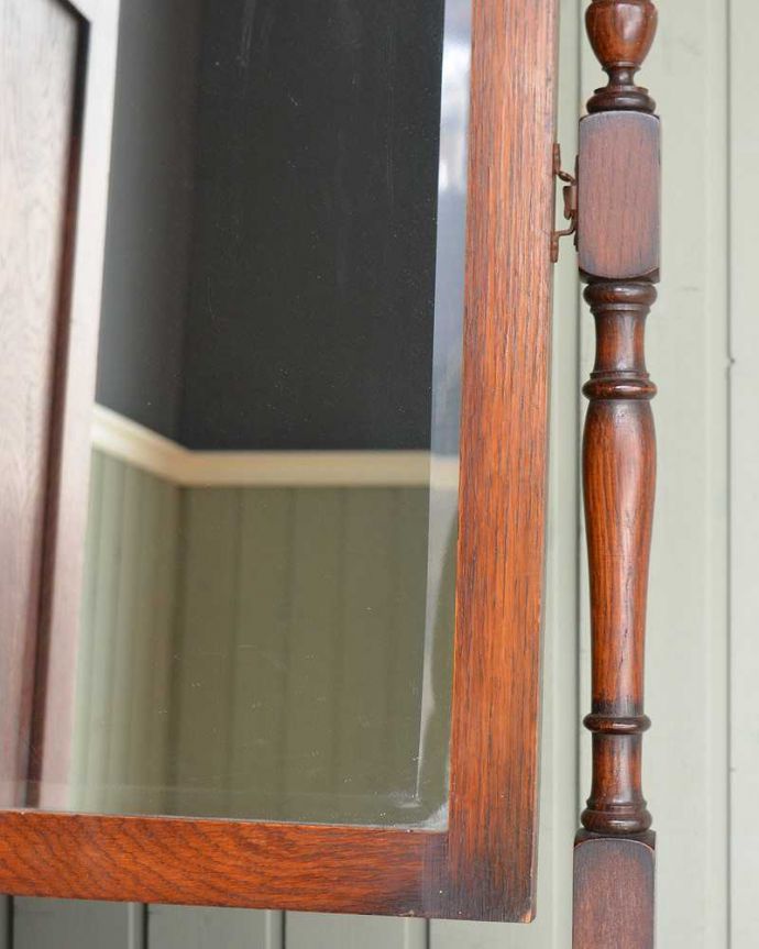 アンティークのキャビネット　アンティーク家具　英国らしい紳士のアンティーク家具、お洒落なワードローブ。キラッと輝くアンティークのミラーアンティークの鏡はとても分厚いのでカッティングがキレイです。(j-2138-f)