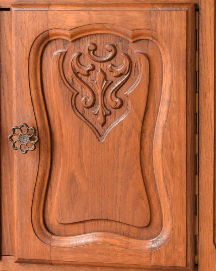 アンティークのキャビネット　アンティーク家具　フランスから届いた優雅なアンティーク家具、美しい彫の小さなキャビネット。美しい彫にうっとり…フランスらしいデザイン彫りが描かれた扉。(j-2143-f)
