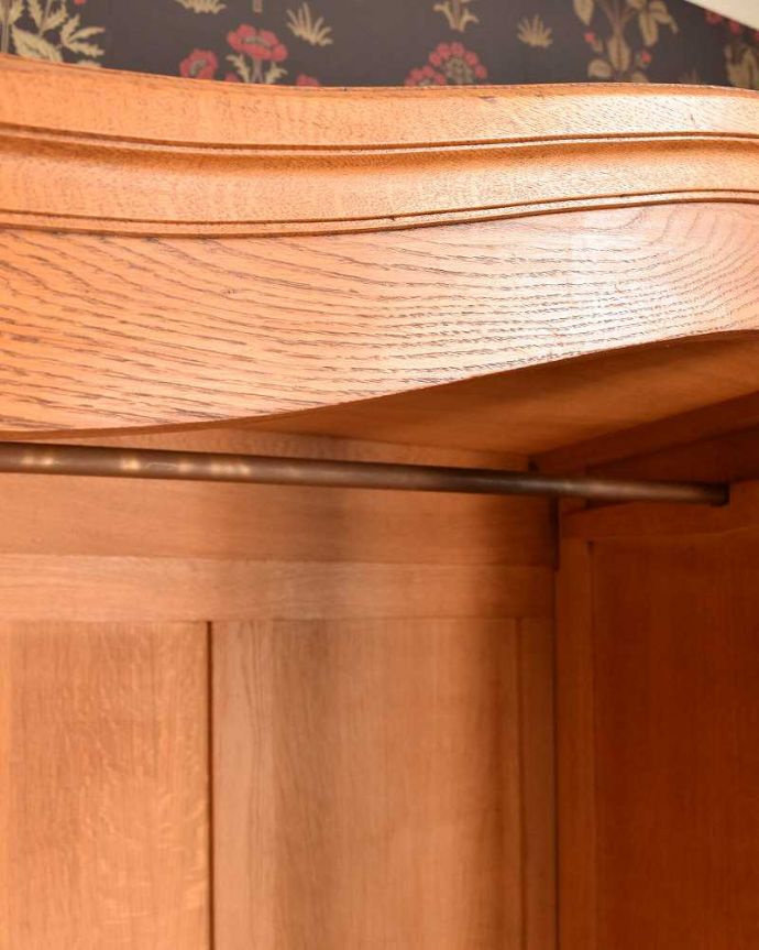 ワードローブ　アンティーク家具　フランスのゴージャスなアンティーク家具、収納力たっぷりのワードローブ。たくさん掛けて下さいハンガーが掛けやすいバータイプ。(j-2151-f)