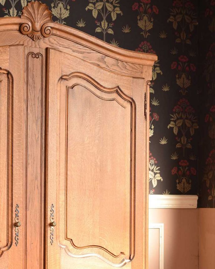 ワードローブ　アンティーク家具　フランスのゴージャスなアンティーク家具、収納力たっぷりのワードローブ。うっとりするほど美しい女性らしいデザインやっぱり美意識の高い国フランスからやってきたワードローブは、デザインが美しい。(j-2151-f)