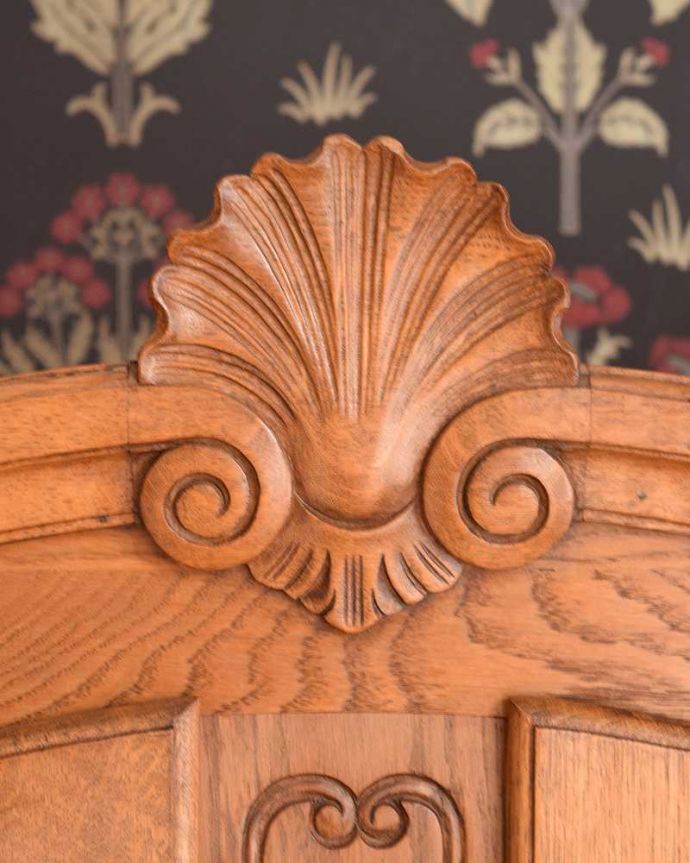 ワードローブ　アンティーク家具　フランスのゴージャスなアンティーク家具、収納力たっぷりのワードローブ。フランスらしい彫が扉を彩ります。(j-2151-f)