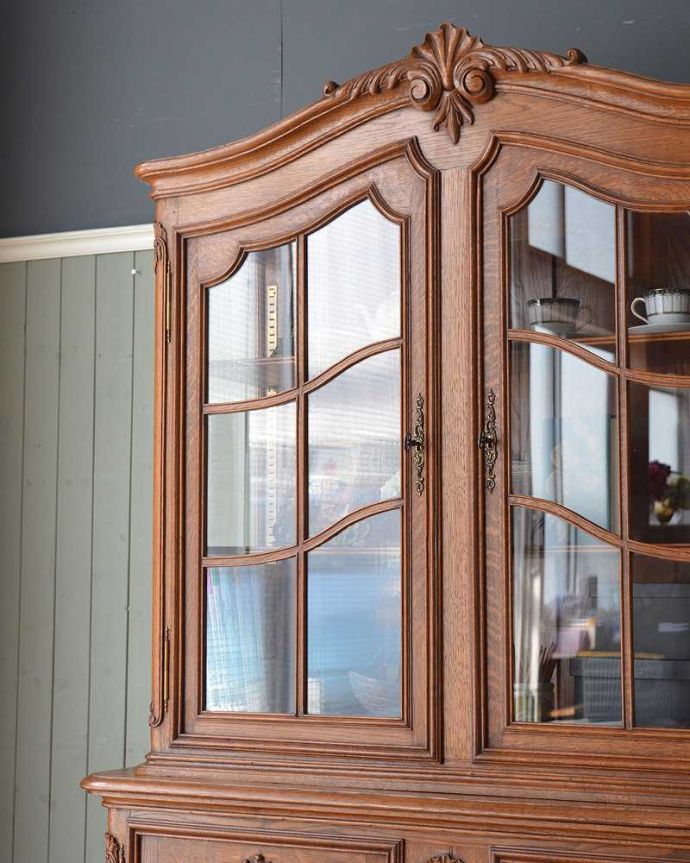 アンティークのキャビネット　アンティーク家具　フランス輸入の豪華なアンティーク家具、エレガントなガラスキャビネット（食器棚）。ガラス扉からのぞいてみると･･･曲線で描かれたガラス面のデザインも女性らしく優雅。(j-2152-f)