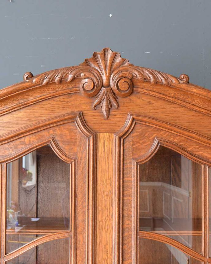 アンティークのキャビネット　アンティーク家具　フランス輸入の豪華なアンティーク家具、エレガントなガラスキャビネット（食器棚）。フランスらしさの象徴とも言える、優雅な彫りの装飾。(j-2152-f)