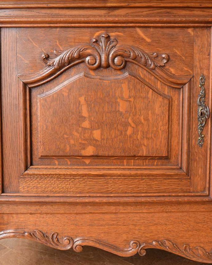 アンティークのキャビネット　アンティーク家具　フランス輸入の豪華なアンティーク家具、エレガントなガラスキャビネット（食器棚）。彫の美しさにうっとり扉には見事なまでの彫が。(j-2152-f)