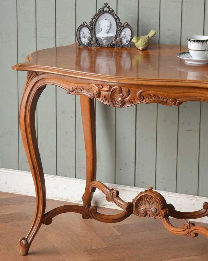 アンティークのテーブル　アンティーク家具　フランスのアンティーク家具、ウォルナット材のオケージョナルテーブル。上品で優雅なアンティーク凛とした雰囲気が漂うアンティークらしい立ち姿のテーブル。(j-2154-f)
