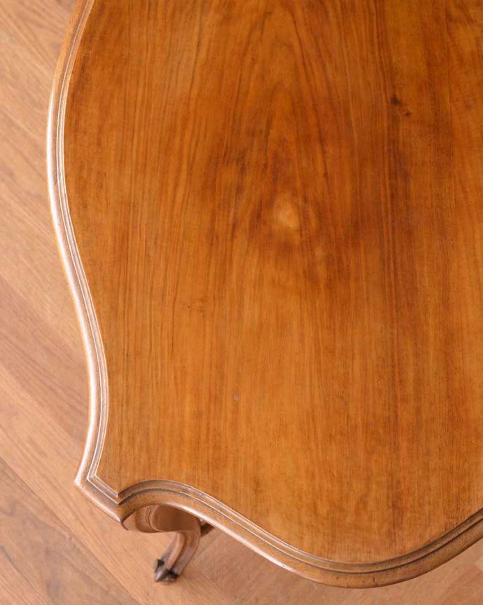 アンティークのテーブル　アンティーク家具　フランスのアンティーク家具、ウォルナット材のオケージョナルテーブル。天板を近づいてみると…アンティークだから手に入れることが出来る天板に使われている銘木の美しさにうっとりです。(j-2154-f)