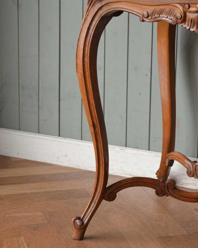 アンティークのテーブル　アンティーク家具　フランスのアンティーク家具、ウォルナット材のオケージョナルテーブル。持ち上げなくても移動できます！Handleのアンティークは、脚の裏にフェルトキーパーをお付けしていますので、床を滑らせてれば移動が簡単です。(j-2154-f)