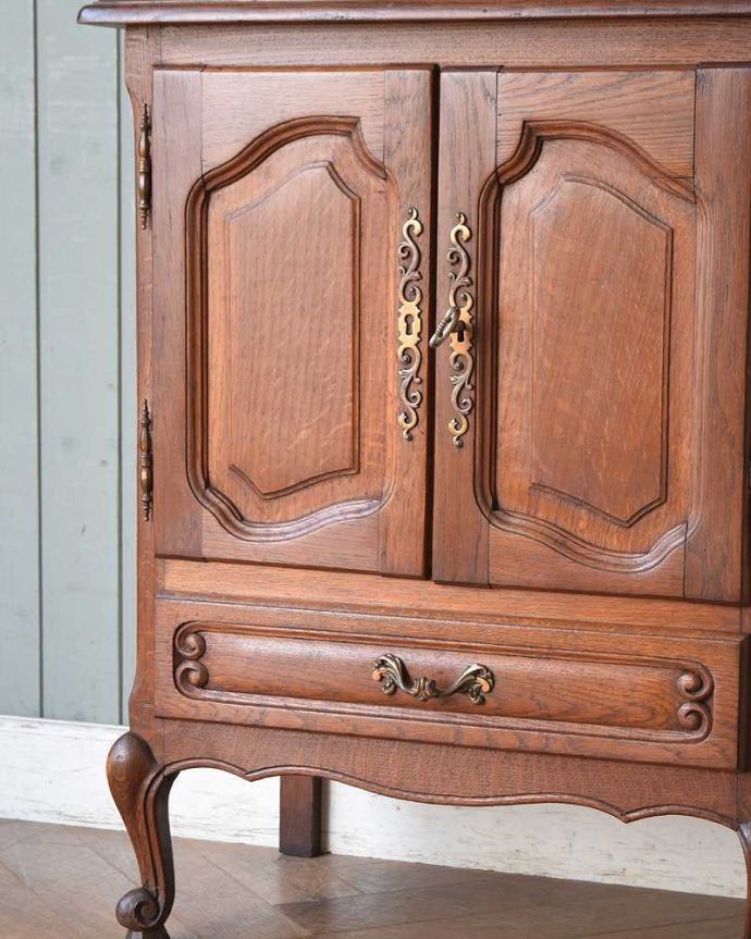 アンティークのキャビネット　アンティーク家具　フランス輸入の素敵なアンティーク家具、木製のキャビネット。扉にはフランスらしく美しい彫真っ先に目に飛び込んでくる扉に施された彫はずっと眺めていたいくらいの美しさ。(j-2156-f)