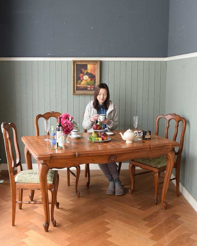 アンティークのテーブル　アンティーク家具　美しいパーケット柄が魅力のアンティーク家具、ドローリーフテーブル（伸張式ダイニングテーブル）。優雅な姿で大きく広がるテーブルフランスサイズのドローリーフテーブルは、日本より大きめのサイズが特長。(j-2159-f)