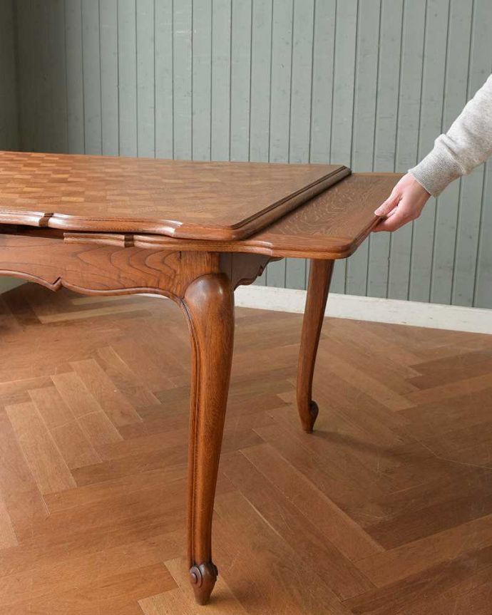 アンティークのテーブル　アンティーク家具　美しいパーケット柄が魅力のアンティーク家具、ドローリーフテーブル（伸張式ダイニングテーブル）。あっという間にサイズが変えれます。(j-2159-f)