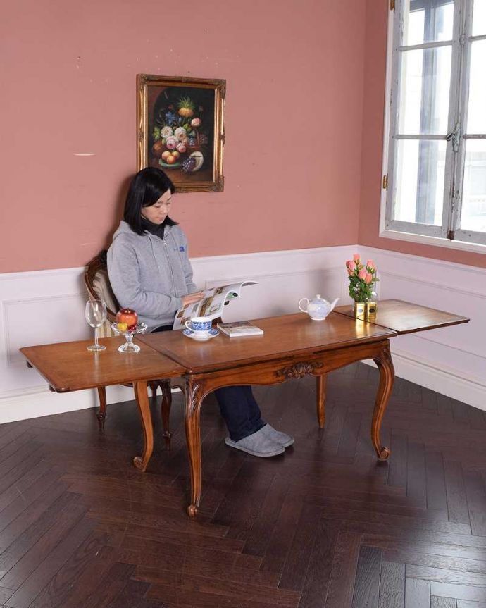 アンティークのテーブル　アンティーク家具　フランス輸入の美しいアンティーク家具、ドローリーフテーブル（伸張式コーヒーテーブル）。優雅な姿で大きく広がるテーブルフランスサイズのドローリーフテーブルは、日本より大きめのサイズが特長。(j-2166-f)