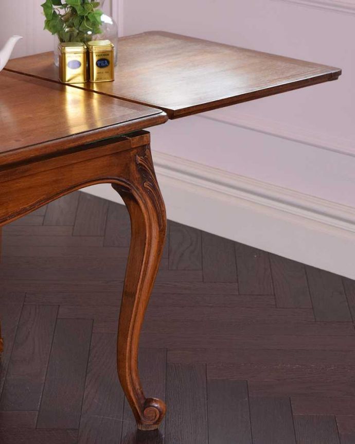 アンティークのテーブル　アンティーク家具　フランス輸入の美しいアンティーク家具、ドローリーフテーブル（伸張式コーヒーテーブル）。やっぱり脚の美しさが自慢なんです！一番最初に目に飛び込んでくるフレンチカブリオレレッグ。(j-2166-f)