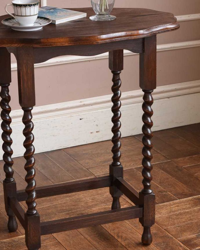 アンティークのテーブル　アンティーク家具　ティーテーブルにもなる美しいアンティークの英国輸入家具、ツイスト脚のオケージョナルテーブル。間違いなし！英国アンティーク定番のデザインクルックルッとしなやかに巻かれた女性らしいデザインが印象的なツイスト脚。(j-2168-f)