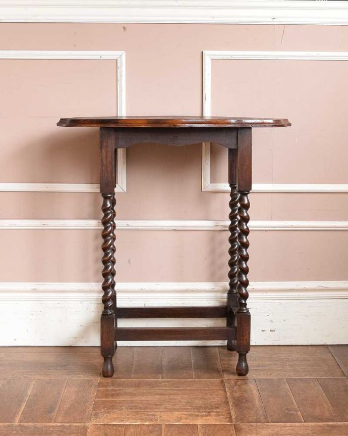 アンティークのテーブル　アンティーク家具　ティーテーブルにもなる美しいアンティークの英国輸入家具、ツイスト脚のオケージョナルテーブル。しっかり修復しました。(j-2168-f)