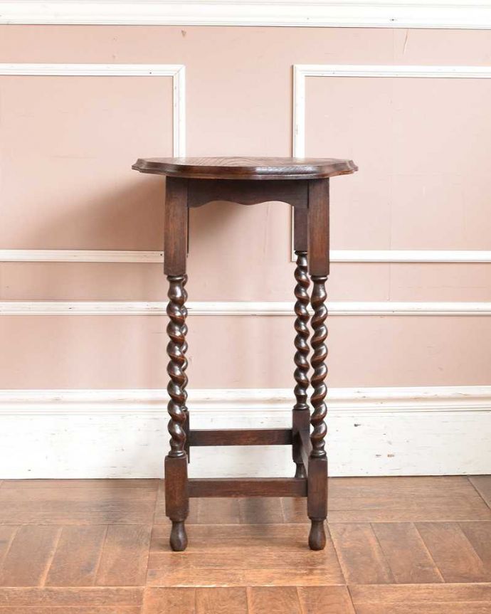 アンティークのテーブル　アンティーク家具　ティーテーブルにもなる美しいアンティークの英国輸入家具、ツイスト脚のオケージョナルテーブル。クルッと回転。(j-2168-f)